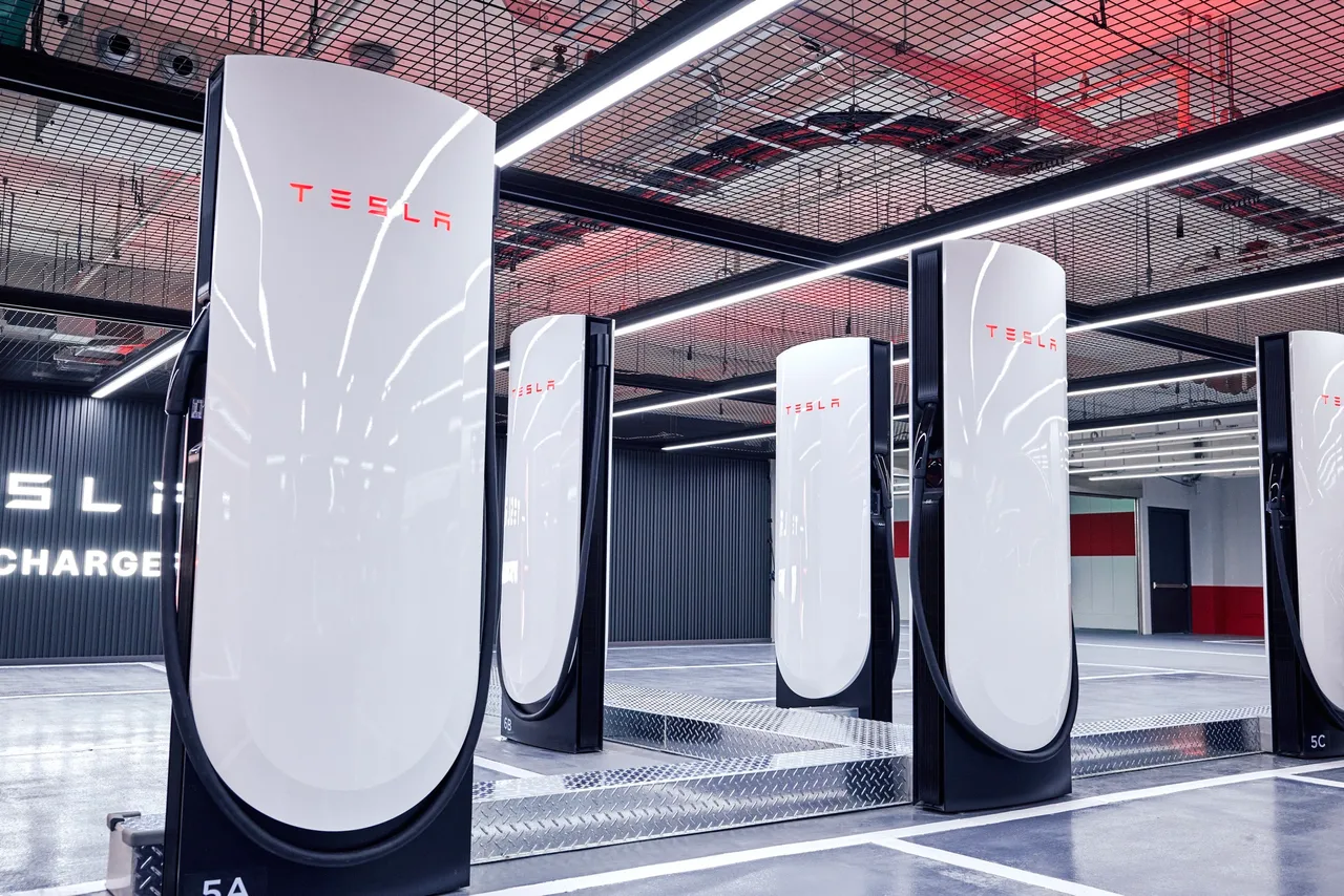 Tesla超級充電站充電5分鐘即可補充最高120公里續航里程，V4第四代超級充電座採更簡潔、未來感的設計，搭配全新升級、長度增加的充電槍線，進一步提升車主使用便利性與效率。業者提供