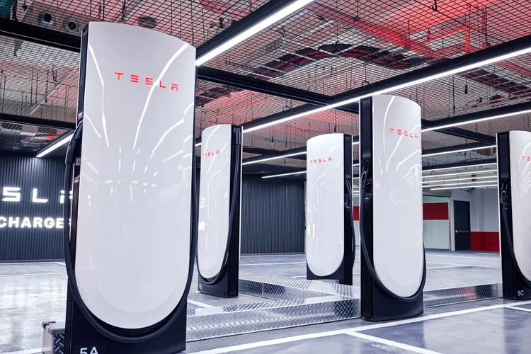 Tesla超級充電站充電5分鐘即可補充最高120公里續航里程，V4第四代超級充電座採更簡潔、未來感的設計，搭配全新升級、長度增加的充電槍線，進一步提升車主使用便利性與效率。業者提供