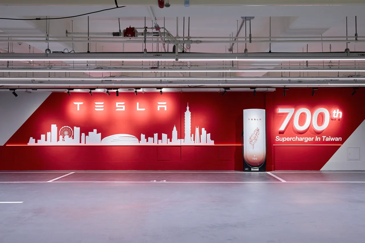 台灣第700支特別款超級充電座，背景佐以台北市天際線設計，慶祝Tesla在台超充建置全新里程碑。業者提供