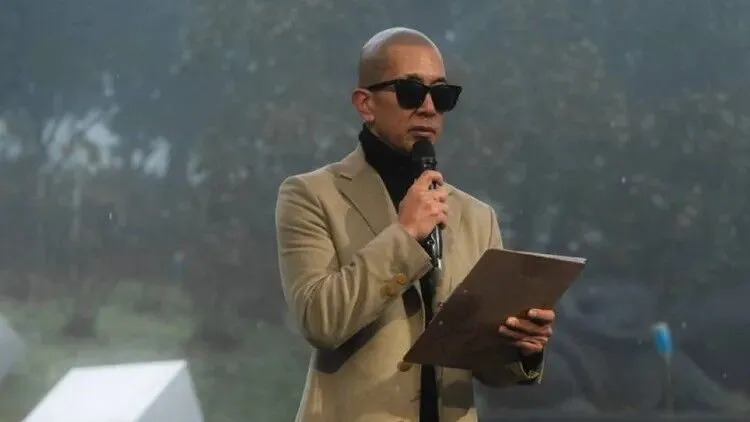 具俊曄在大S紀念雕像揭幕儀式上悲傷致詞。經紀公司提供