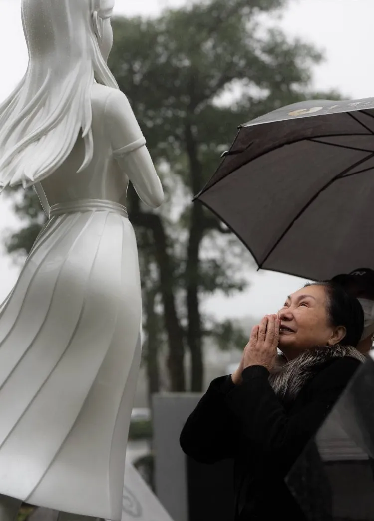 S媽淚崩凝望大S雕像。經紀公司提供