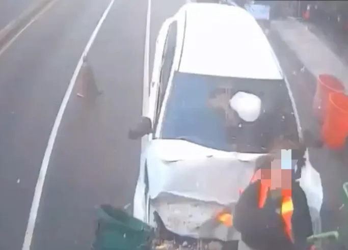 23歲陳姓女清潔員當時站在清潔車後方，被鄭男開車猛撞，當場喪命。翻攝照片