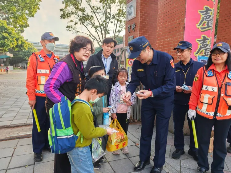 桃警於校門口進行護童專案。翻攝畫面