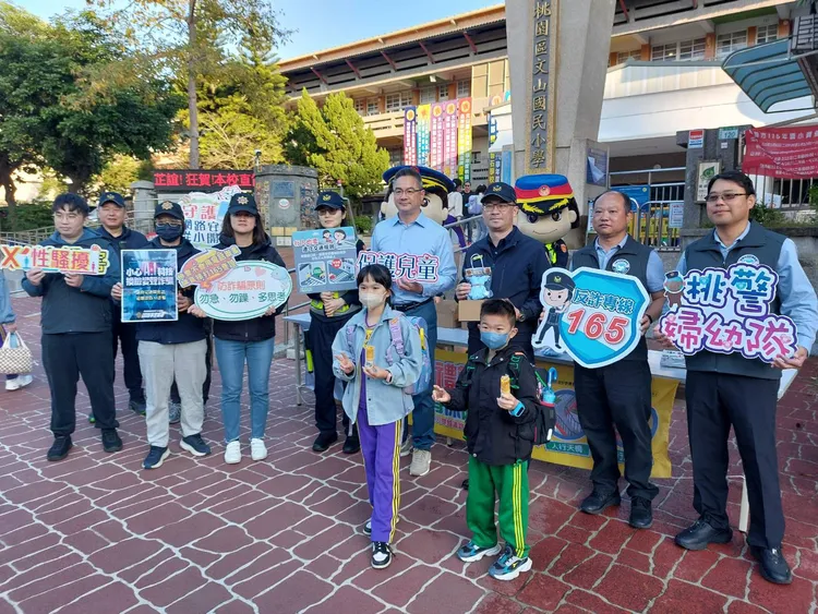 警方進行反詐宣導。翻攝畫面