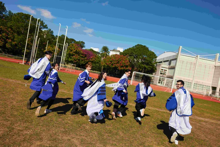 全新學位服融入飛翔線條，象徵畢業生勇敢迎向未來挑戰。品牌提供