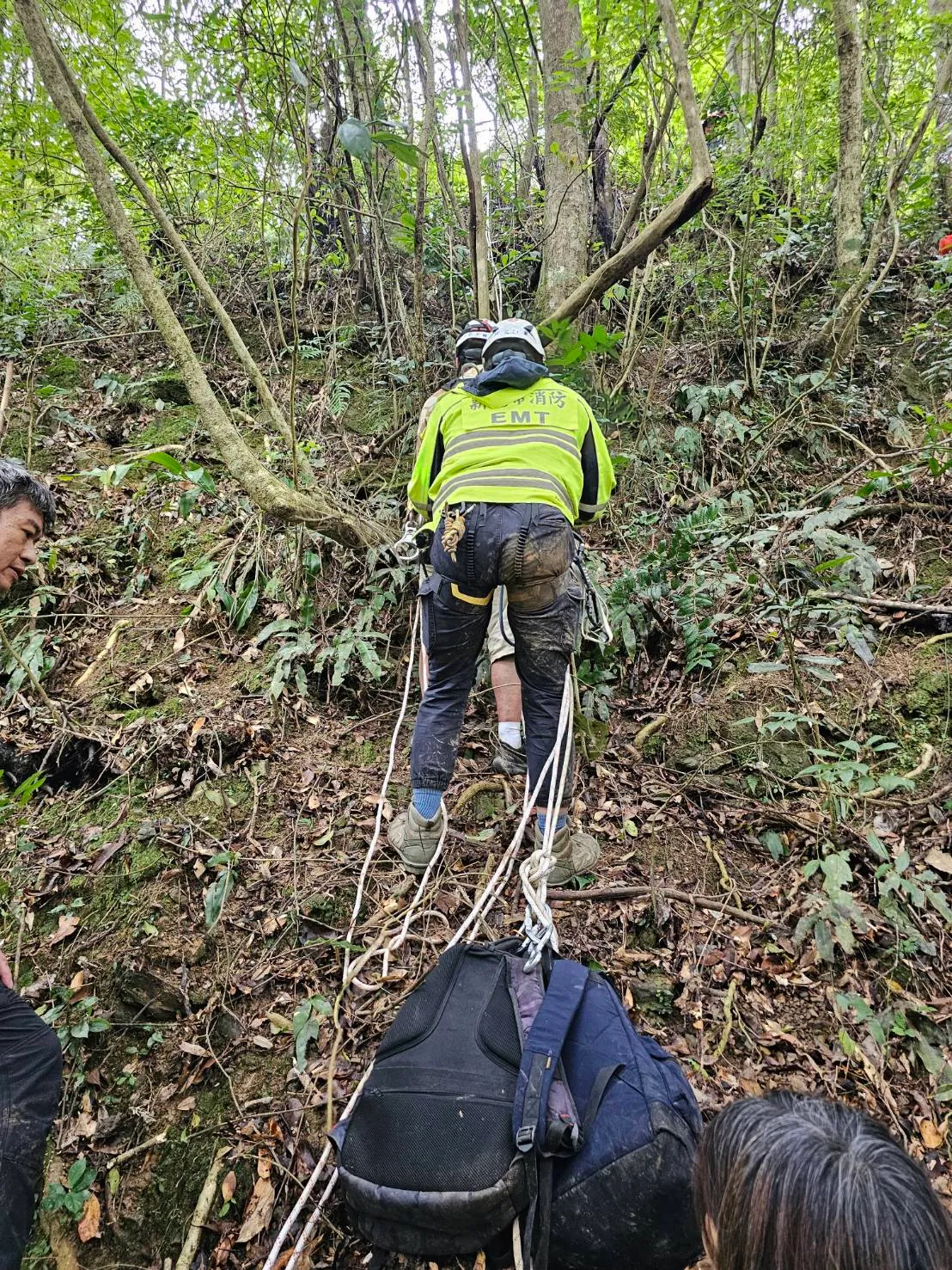 消防人員垂釣進行救援。翻攝畫面