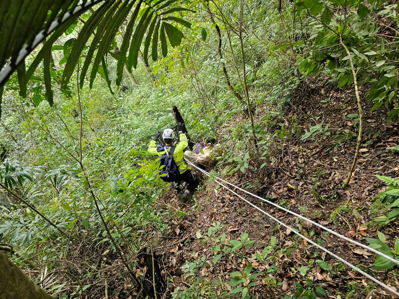 消防人員垂釣進行救援。翻攝畫面