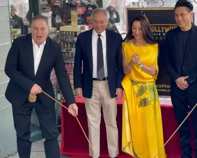 李安（左2）見證楊紫瓊星光大道留名。翻攝IG
