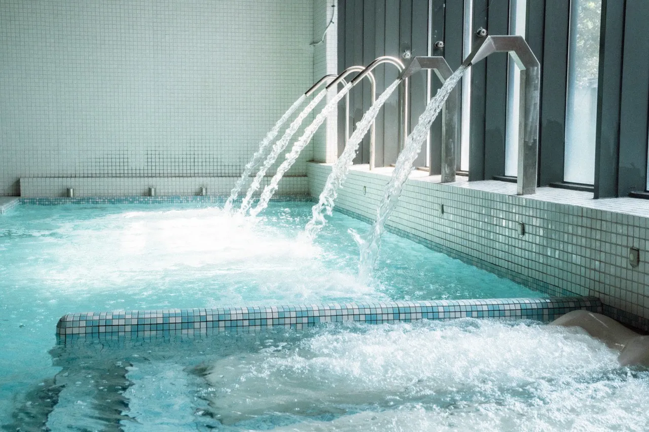 三重運動中心游泳池新增氣泡床強化放鬆與恢復機能。新北市體育局提供