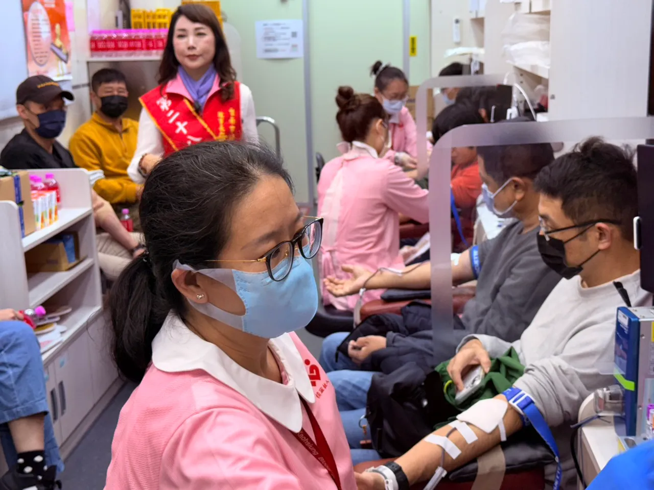 農曆春節將至，加上天氣寒冷等因素，捐血人數大幅減少，這次活動目標400袋。莊曜聰攝