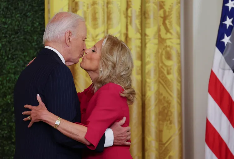 吉兒（右）與拜登結婚後，雙方感情甚篤。路透社
