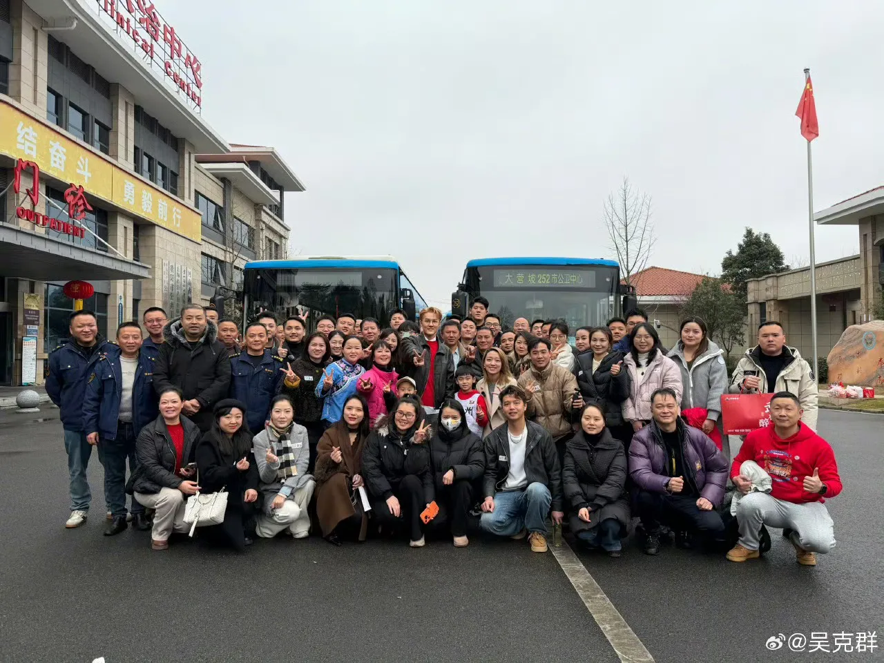 吳克群幫助巴士司機。翻攝微博