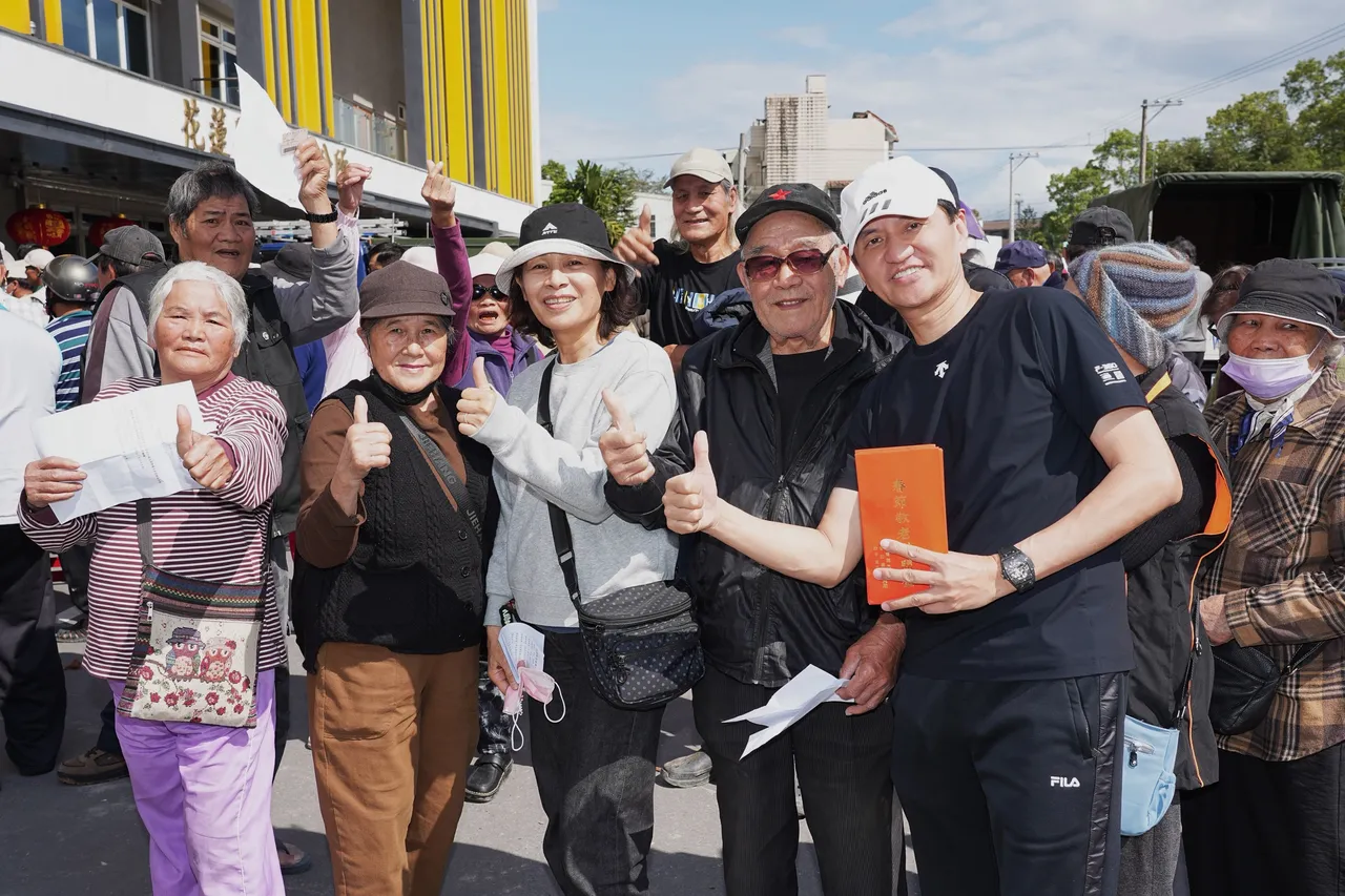 常如山帶著吳克群的善款前進花蓮發放敬老慰問金。彭欣偉攝