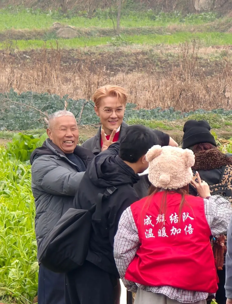 吳克群助菜農賣光滯銷蔬菜。翻攝微博