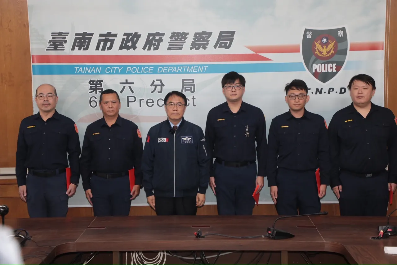 台南市長黃偉哲今天到警六分局，慰勞壓制嫌犯的金華所員警。南市府提供