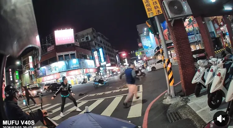 陳姓足療師當街攻擊路人。取自台南大小事