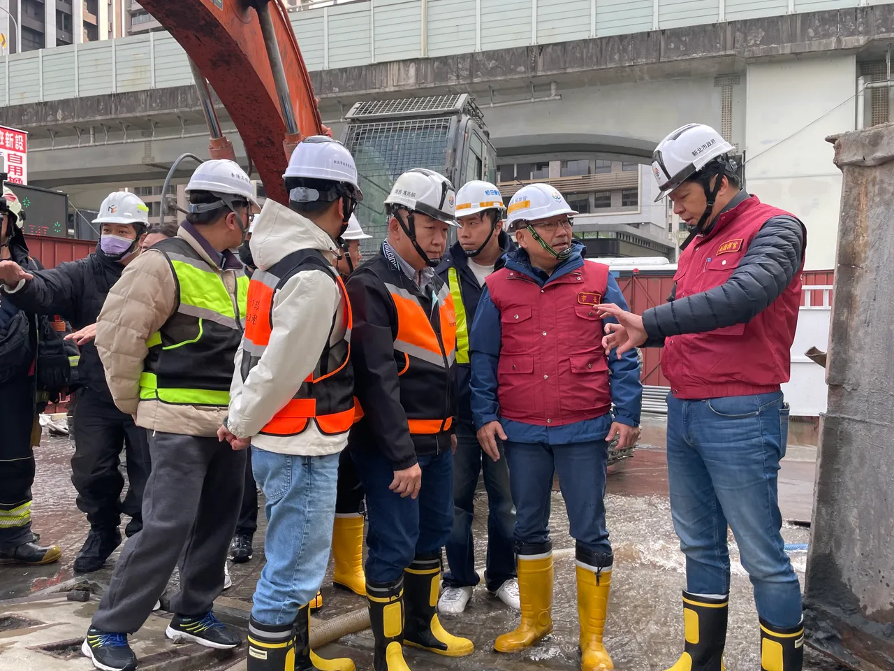 侯友市長(右二)、朱惕之副市長(右一)及工務局長馮兆麟(右三)等人前往現場，關心搶修進度。工務局提供
