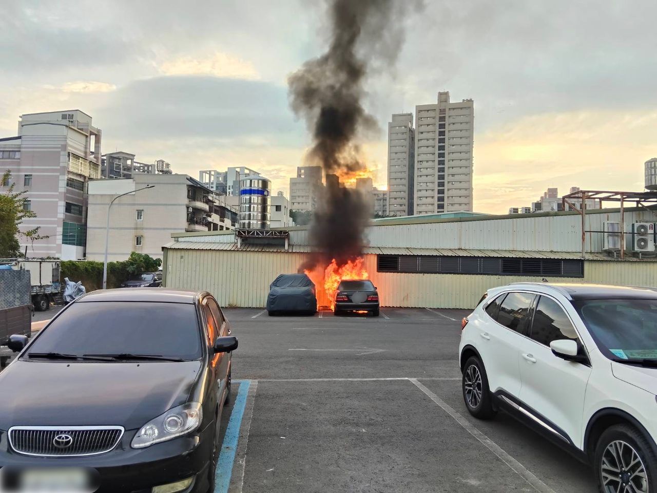 老車發動引擎起火!左營停車場火燒車波及鄰車 幸無人傷亡
