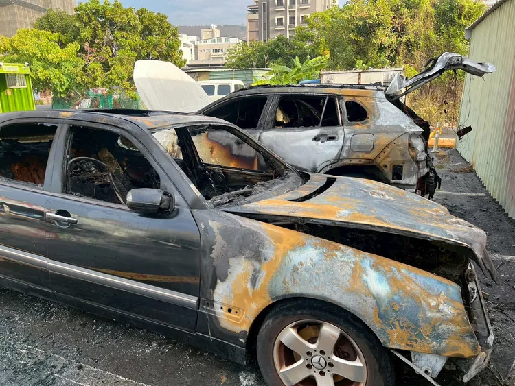 自小客起火，波及在旁他車。翻攝畫面