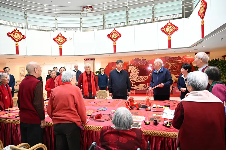 中國國家主席習近平（中）探望的養老院被質疑是貴族養老院。翻攝新華網
