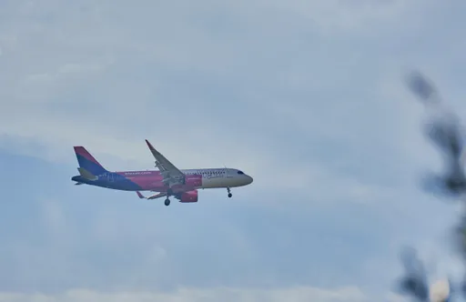 Wi-Fi別亂取！客機飛一半驚遭戰機包圍　竟是屁孩「亂改熱點名」　