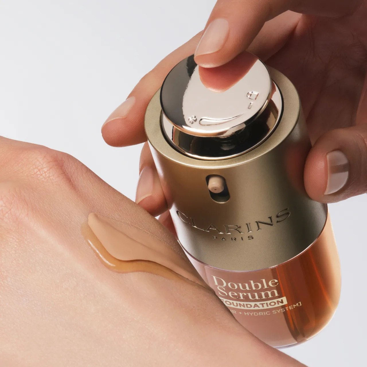 克蘭詩黃金雙萃精華粉底液，以雙管設計將高濃度養膚水精華與光感粉底乳各自保存。品牌提供