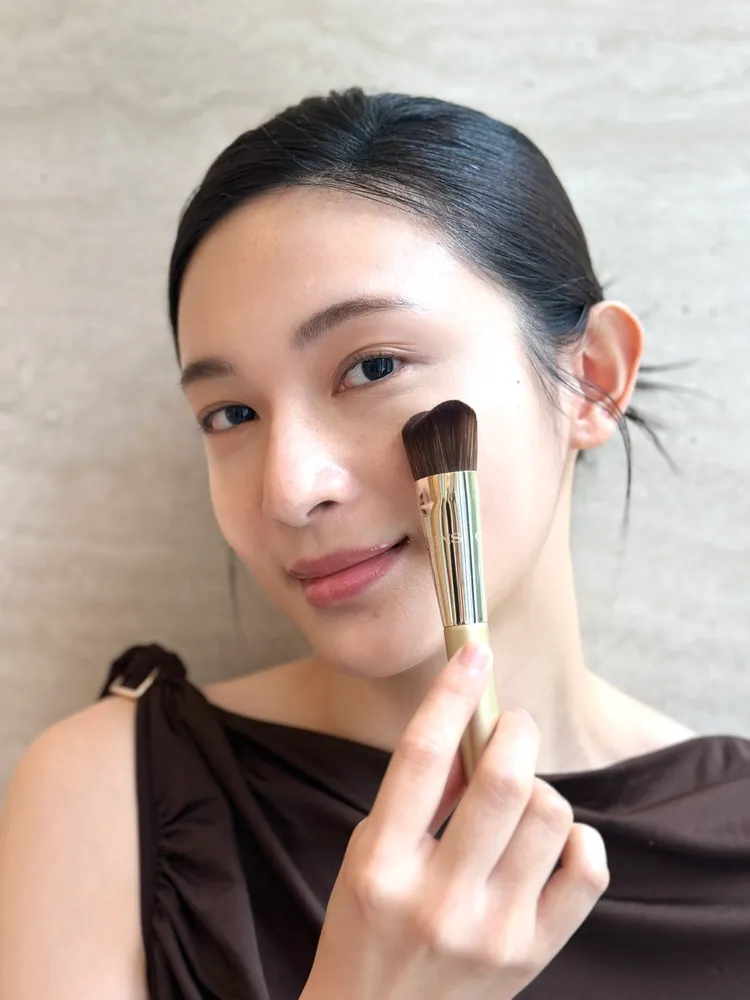 克蘭詩黃金雙萃精華粉底液，推薦搭配專屬拉提粉底刷。張家玲攝