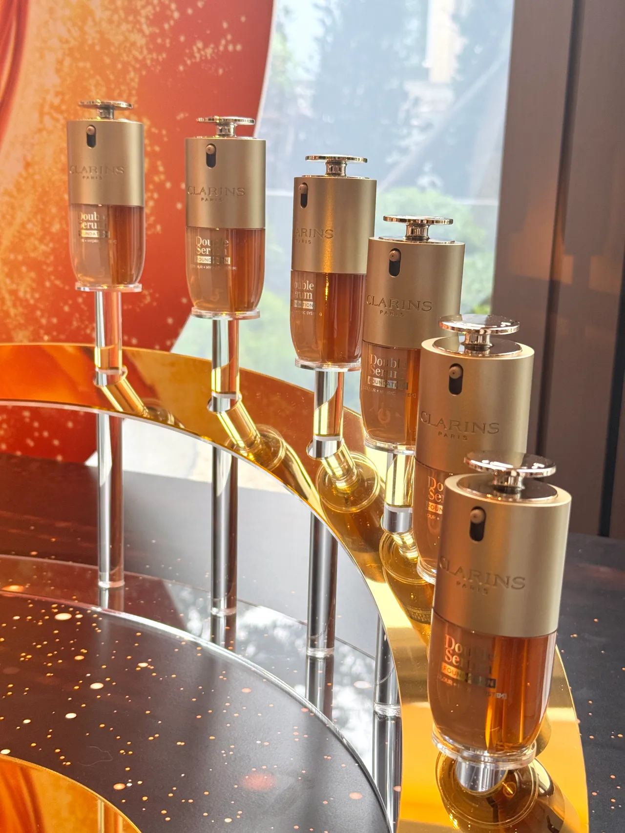 克蘭詩黃金雙萃精華粉底液，30ml／2650元。品牌提供