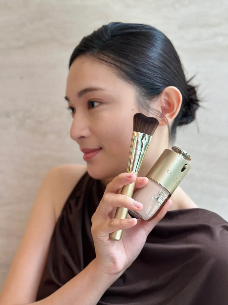 克蘭詩黃金雙萃精華粉底液，推薦搭配專屬拉提粉底刷。張家玲攝