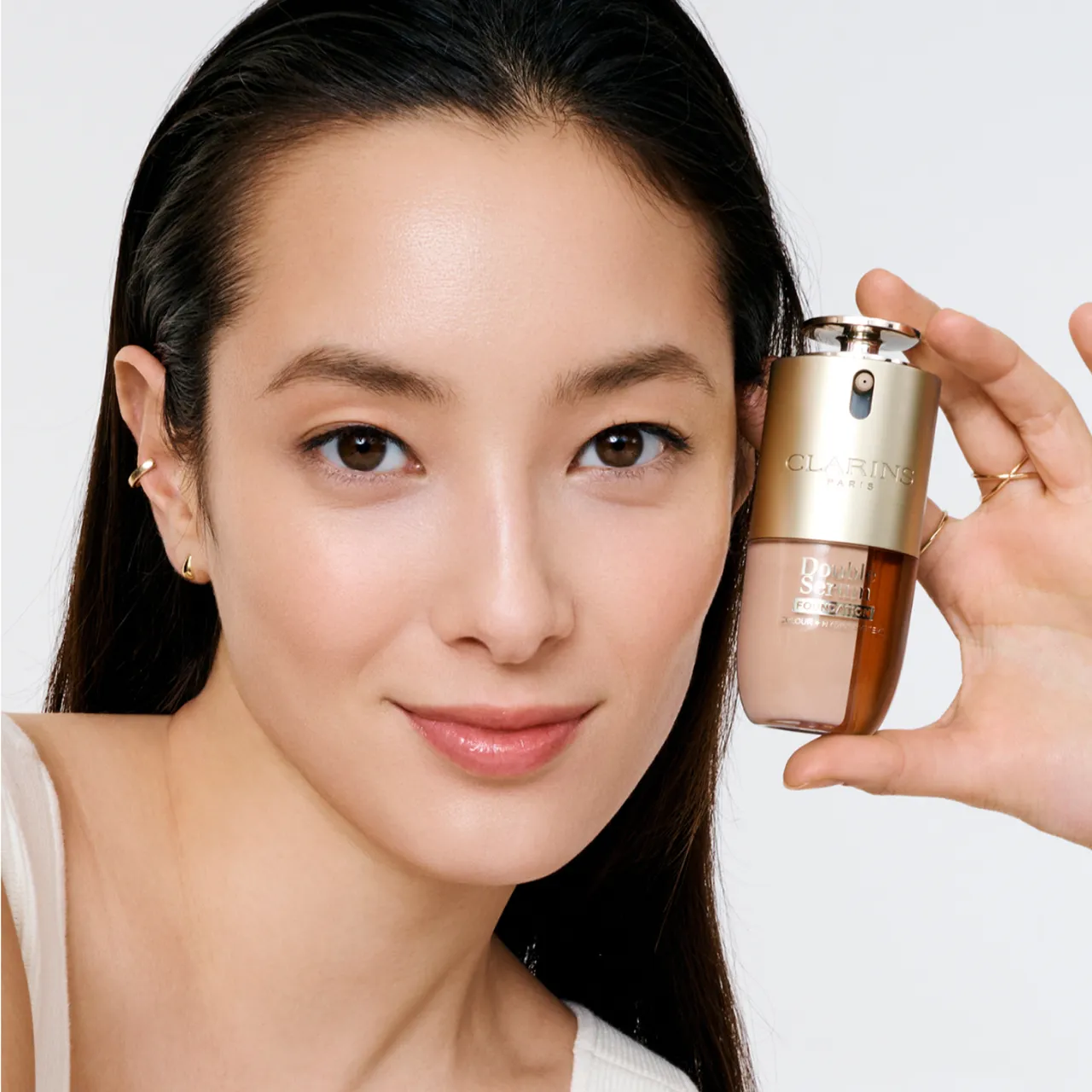 克蘭詩黃金雙萃精華粉底液，30ml／2650元。品牌提供