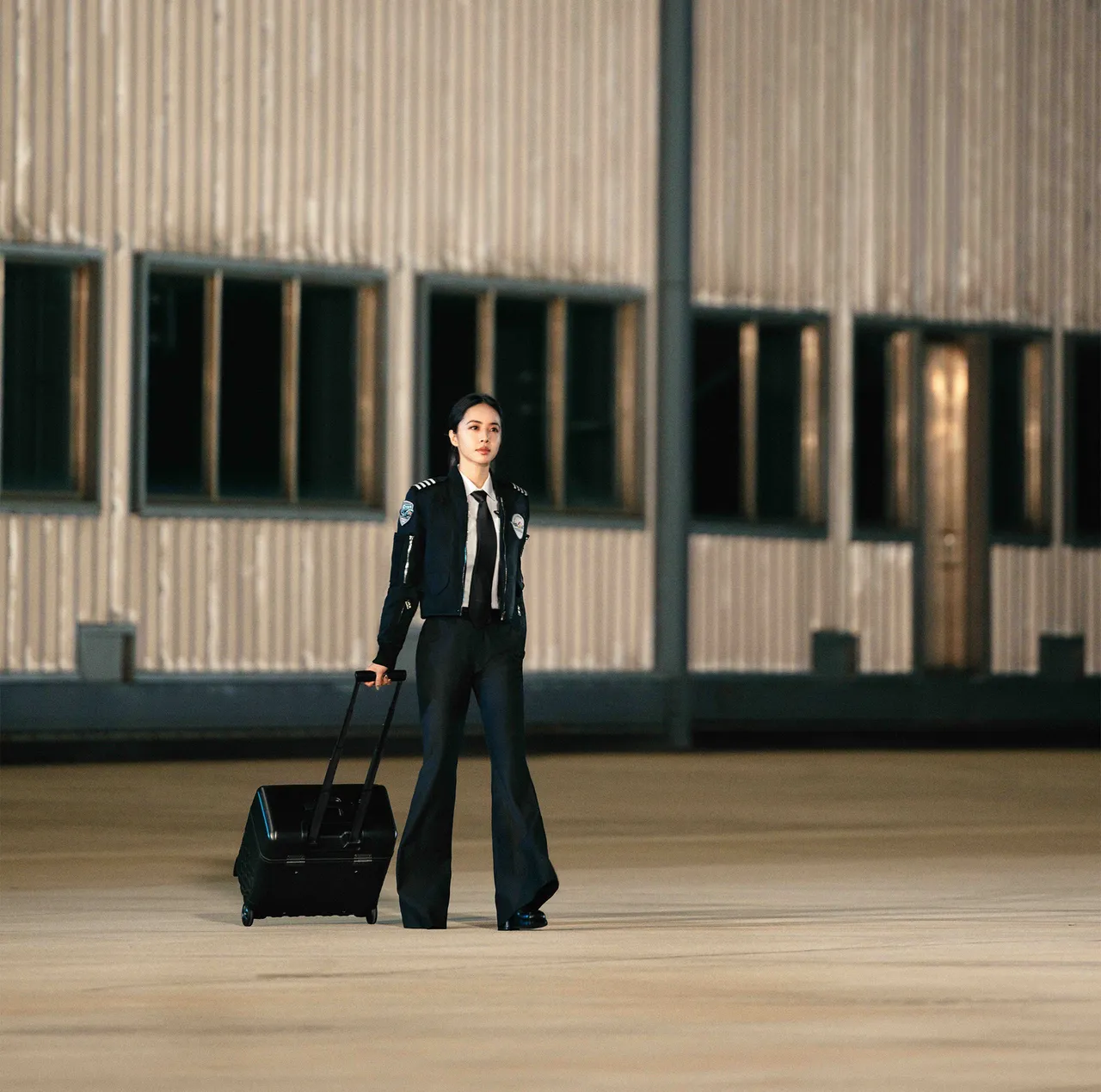 JOLIN身穿星宇航空機長制服，步伐從容地走向飛機。星宇航空提供