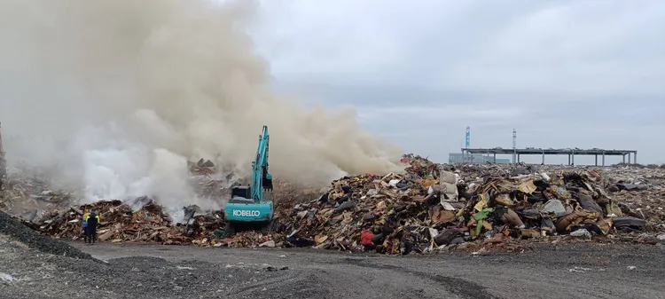 台南市安南區土城掩埋場發生火警。翻攝畫面