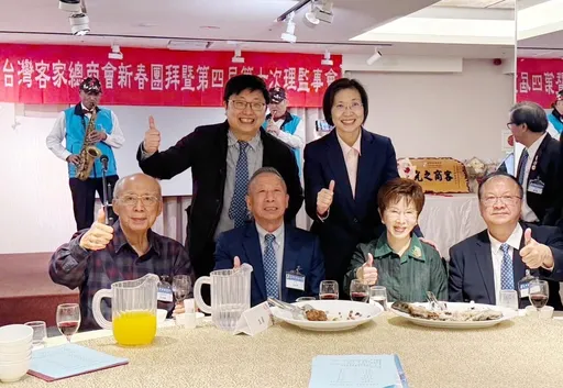 徐欣瑩出席台商客家總會團拜　吳伯雄現身當面叮囑「4個字」