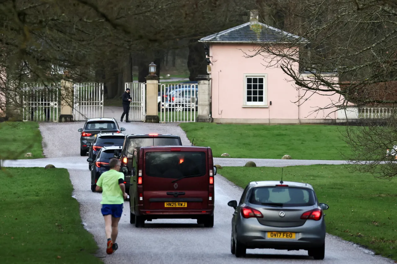 英國警方前往安德魯先前住的「皇家小屋」住所調查。