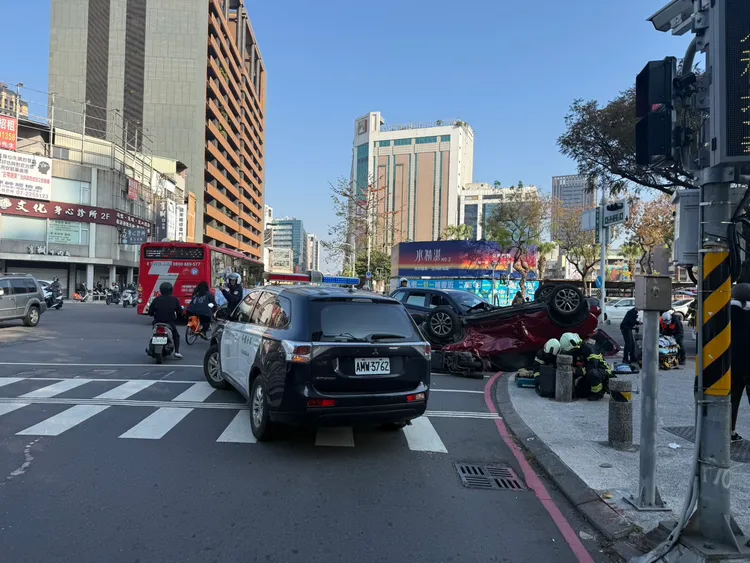兩車相撞後，還波及待轉區停等的機車，一名女騎士連人帶車被撞飛。民眾提供