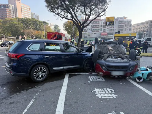 撞擊片｜左轉沒停等高雄女被撞翻　待轉區機車騎士也遭殃