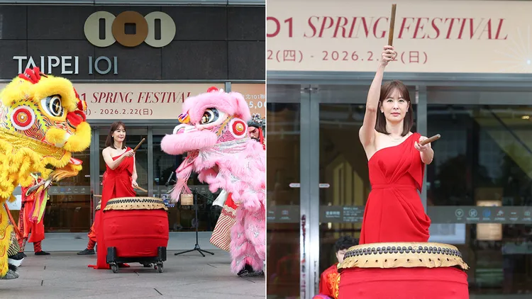 台北101「一馬當先 賈董打鼓賀新春」活動，17日在台北101購物中心信義廣場舉行，由台北101董事長賈永婕親自登場擊鼓。中央社