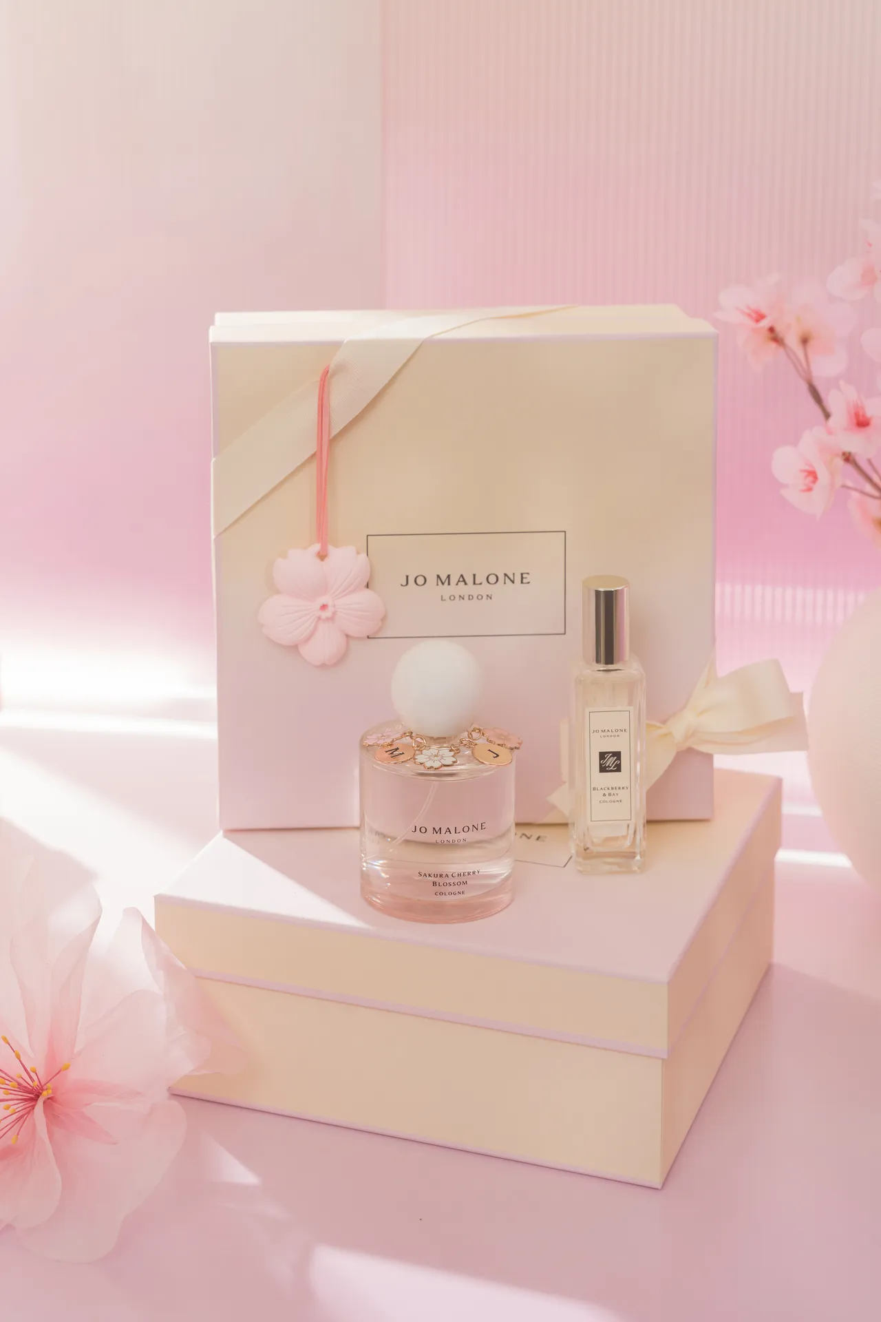 Jo Malone櫻花擴香石禮盒以及客製櫻花字母吊飾。品牌提供