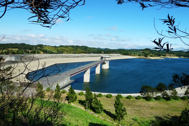 寶山第二水庫則呈現截然不同的靜謐風貌，秋冬時節，台灣藍鵲、五色鳥及候鳥鸕鶿常現身湖畔，宛如一座近距離觀察生物多樣性的天然教室。水利署提供
