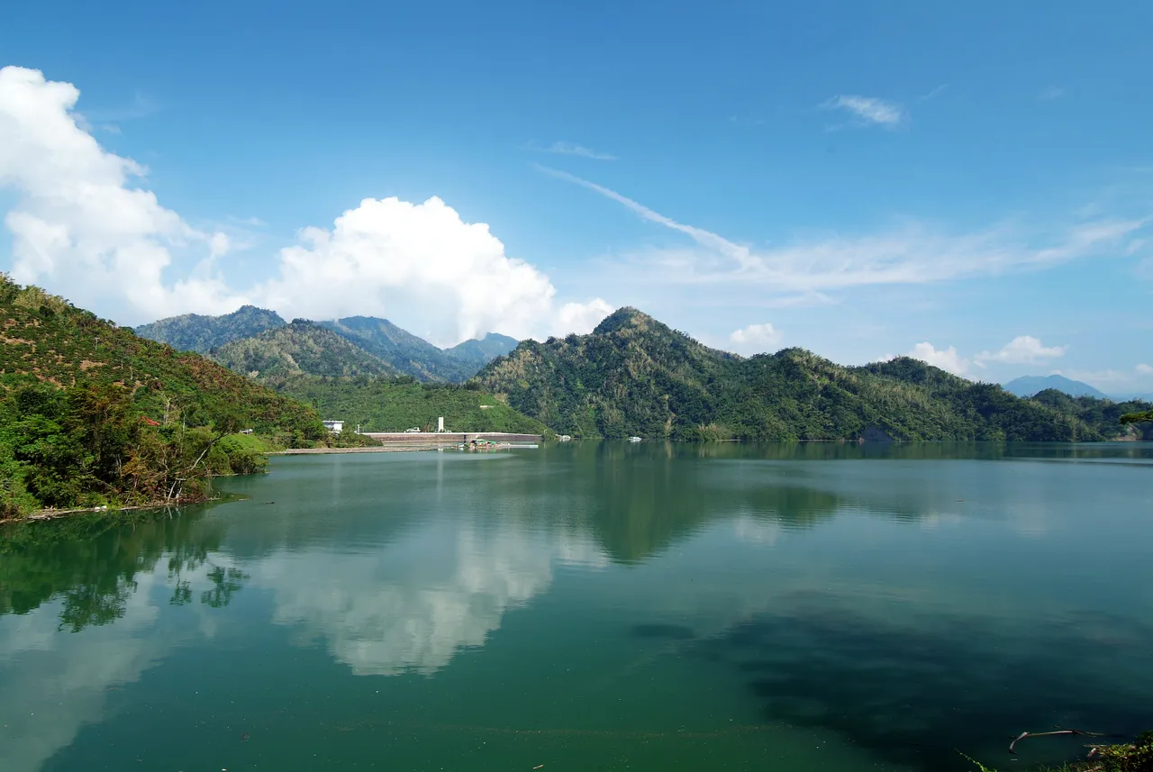 全台最大的水庫曾文水庫，坐擁煙波浩瀚的湖光山水美景，其中必訪的「觀景樓」俯瞰整個曾文水庫的壯麗景色。水利署提供
