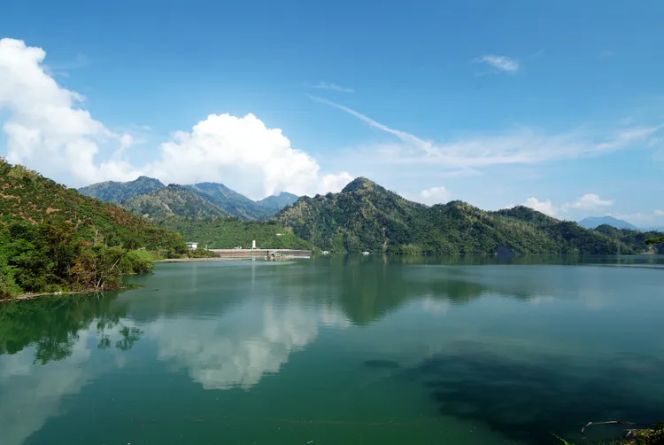 全台最大的水庫曾文水庫，坐擁煙波浩瀚的湖光山水美景，其中必訪的「觀景樓」俯瞰整個曾文水庫的壯麗景色。水利署提供