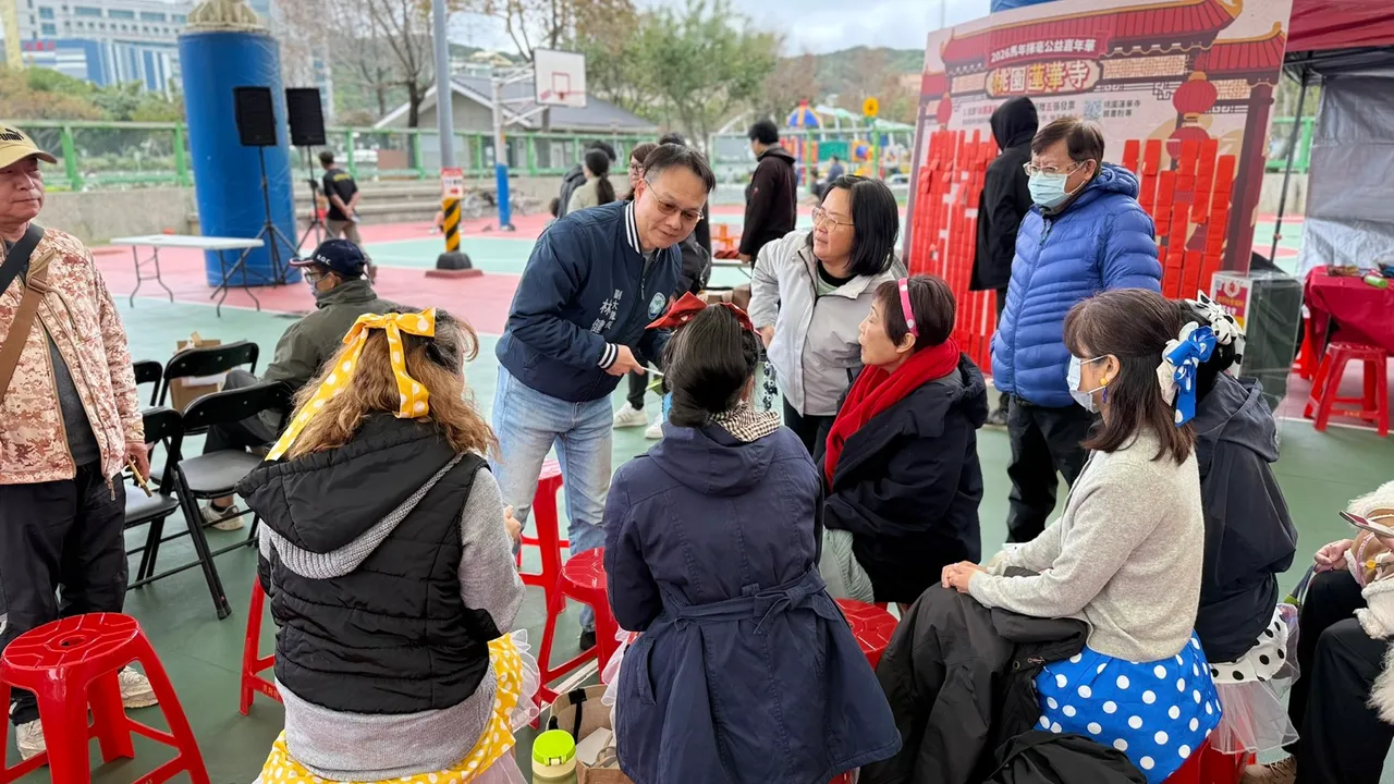 桃園市政府警察局交通警察大隊及桃園分局員警於現場發放宣導品，並提醒交安及防詐相關知識。翻攝畫面