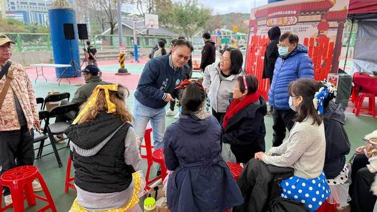 桃園市政府警察局交通警察大隊及桃園分局員警於現場發放宣導品，並提醒交安及防詐相關知識。翻攝畫面