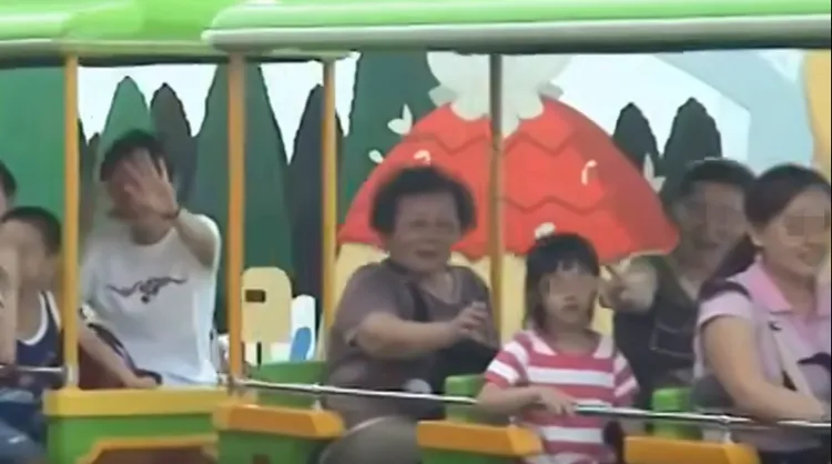 苗可麗滑網友20年前影片驚見亡母身影。翻攝threads/js_mrsk