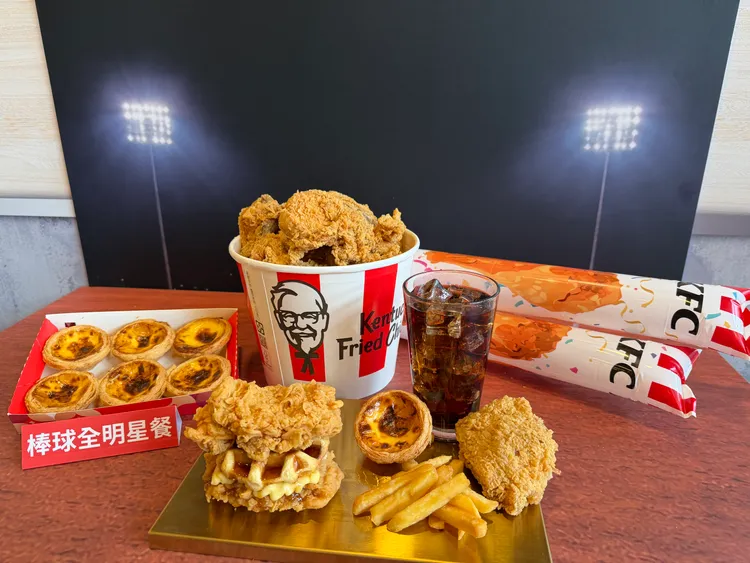 肯德基新品「楓糖風味鬆餅咔啦肉霸堡」XL全明星餐。莊偉祺攝
