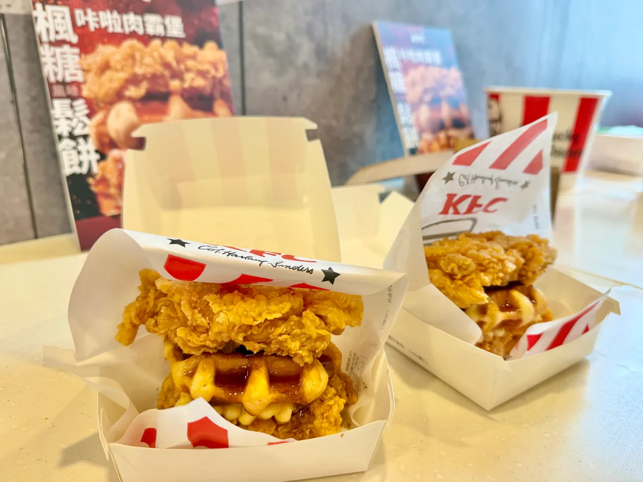 肯德基新品「楓糖風味鬆餅咔啦肉霸堡」。莊偉祺攝