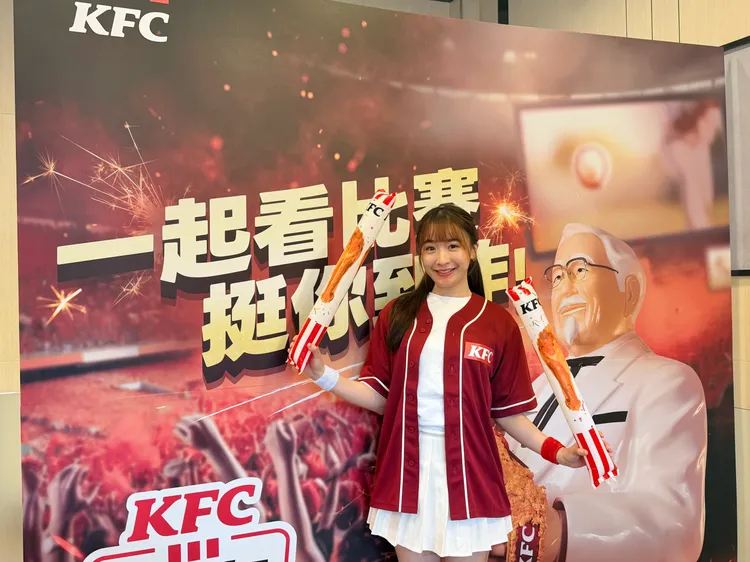 至肯德基內湖門市參與現場應援者有機會獲得限量加油棒。莊偉祺攝