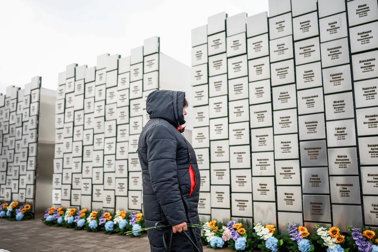 民眾在紀念碑前憑弔戰火下的亡魂。路透