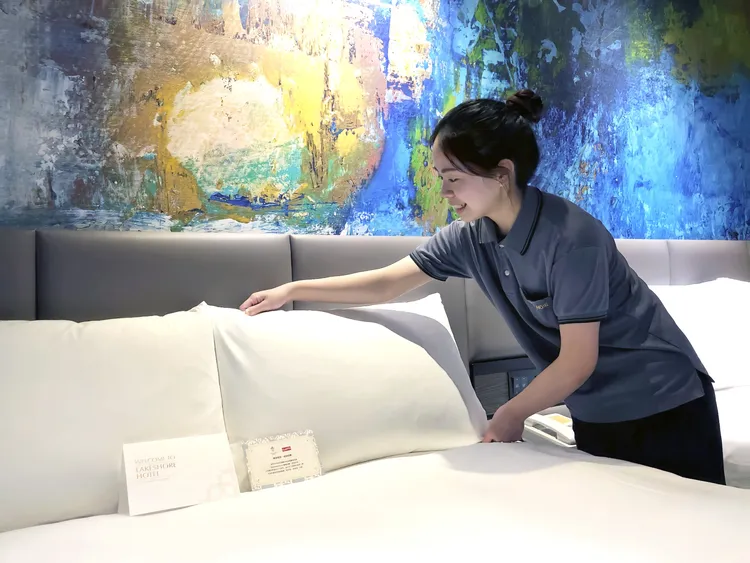 煙波國際觀光集團於2026年再調升整房獎金，未來房務員年薪可望挑戰百萬元。煙波國際觀光集團提供