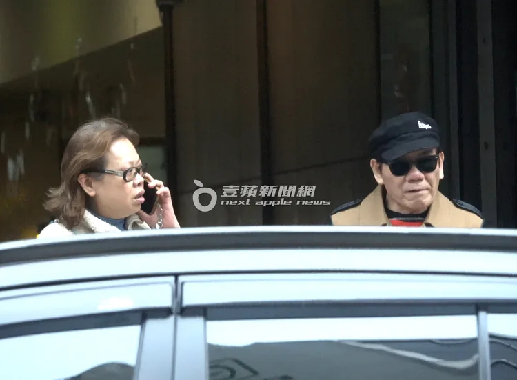 熟女打電話幫趙傳（右）叫計程車。特勤中心攝